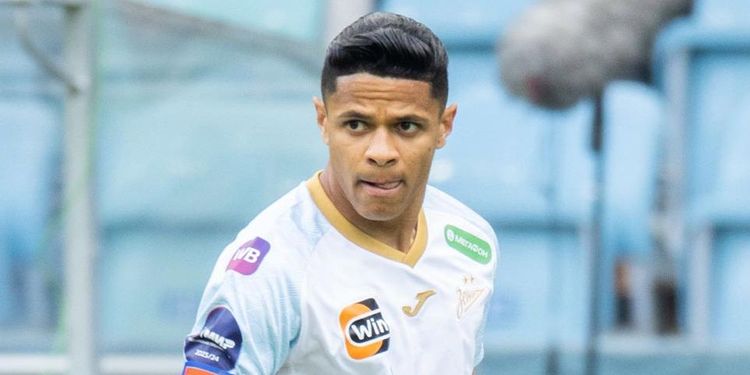 Агент Дугласа Сантоса заявил, что защитник не сыграет за «Зенит» в этом году