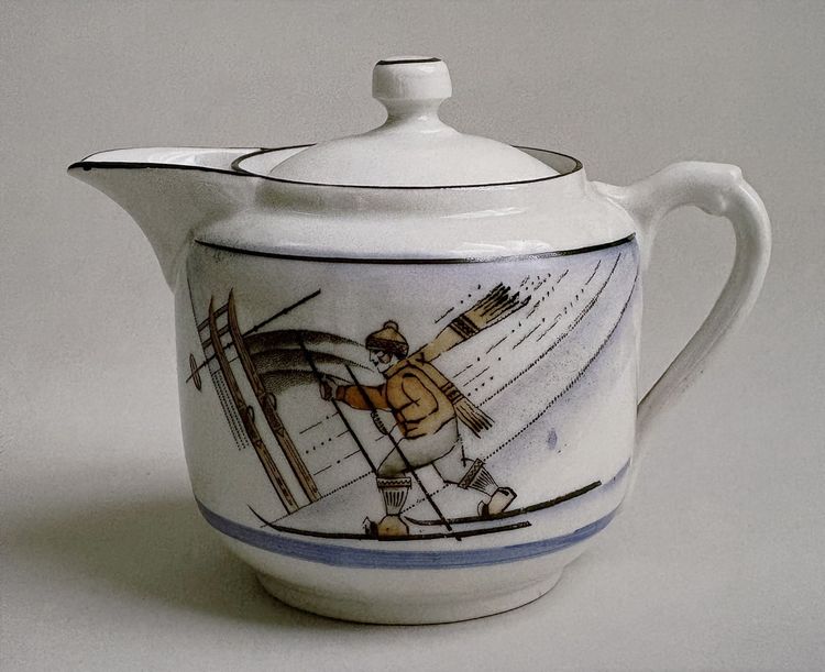 Сливочник с крышкой из сервиза с изображением лыжников.jpg