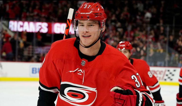 19 сейвов Кочеткова и гол+ассист Свечникова помогли «Каролине» обыграть «Баффало»