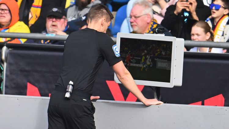 IFAB расширяет полномочия VAR. Пауз в футболе может стать еще больше