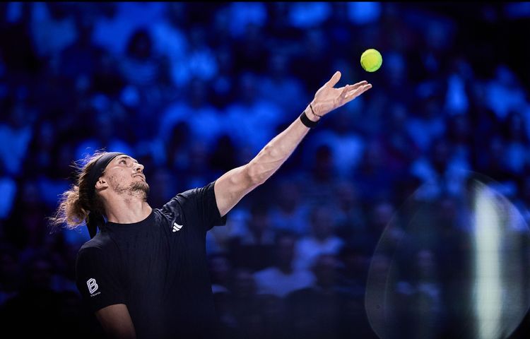 Зверев одержал верх над Карабелли и прошёл в 3-й круг «Мастерса» в Париже