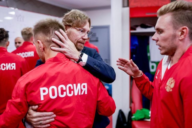 «Не понимаю почему РФС идет на это». Генич — об игре сборной России