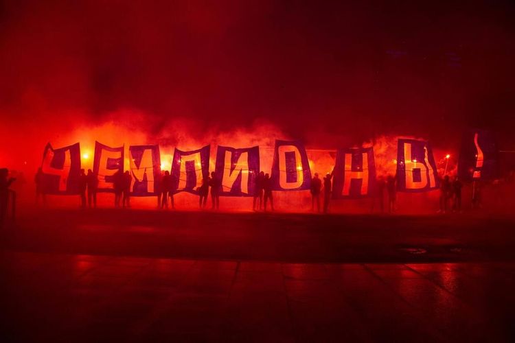 Иванович решил остаться, а Дзюба уехал под песню Braveheart. Как «Зенит» встретили в аэропорту