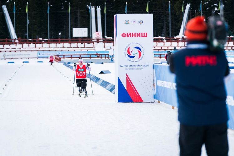 FIS разрешила российским паралимпийцам выступать под национальными символами