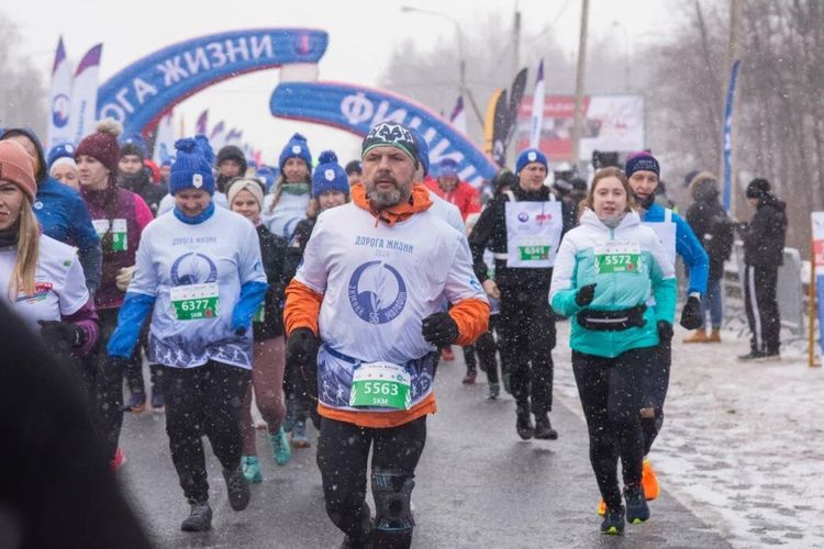 Тепло посреди зимы. Под Петербургом состоялся марафон «Дорога жизни»