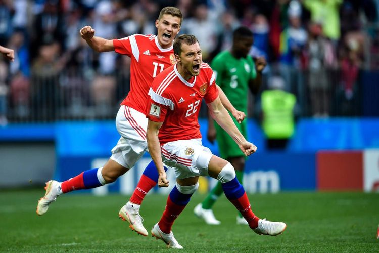 Футболистам нужно сократить зарплаты. Это поможет от коронавируса?