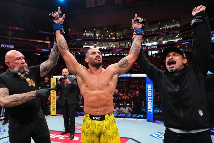Спивак проиграл Петрино на турнире UFC Fight Night 285