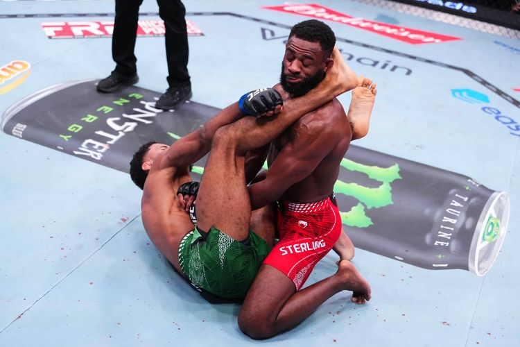 Стерлинг победил Залала решением судей в главном бою UFC Fight Night 274