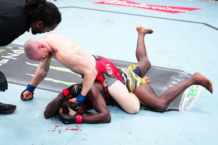 Пайфер нокаутировал Адесанью во втором раунде главного боя UFC Fight Night 271