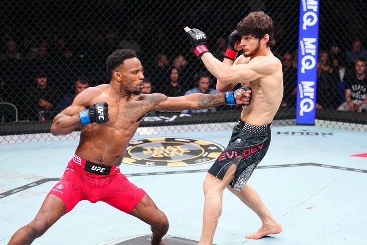 Евлоев поблагодарил болельщиков после победы на UFC Fight Night 270