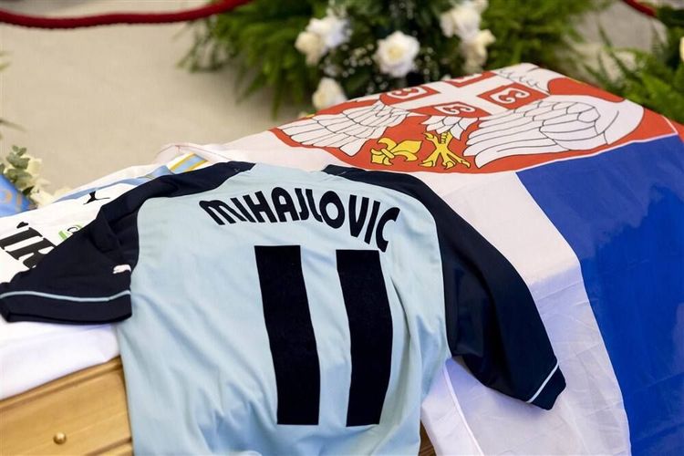 Однажды Михайлович угодил мячом в голову маме, и она рухнула в обморок
