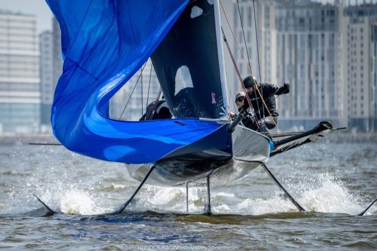 В Петербурге состоялась уникальная регата на лодках с подводным крылом 