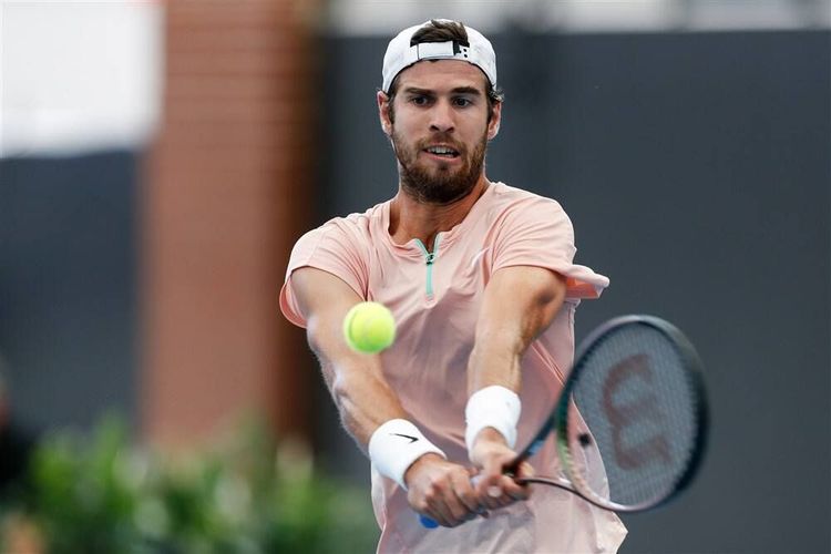 Хачанов пробился в четвертьфинал турнира в Аделаиде