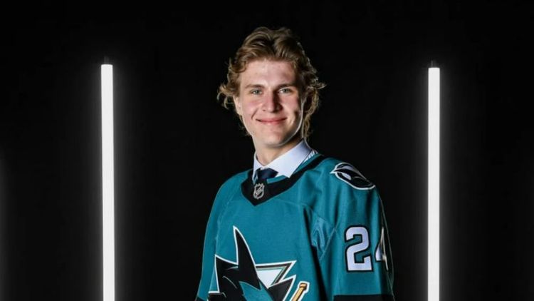 20-летний россиянин Чернышов набрал по очку в двух матчах подряд после дебюта в НХЛ