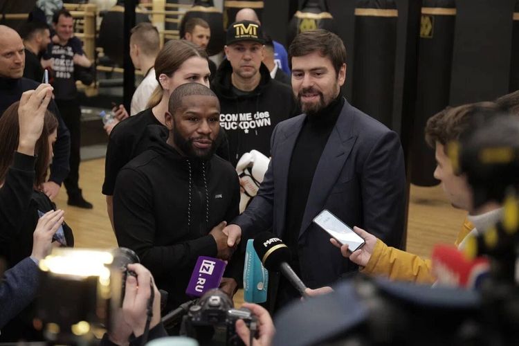 Глава Федерации бокса С-Пб Максим Жуков: Возможно, Мейвезеру понравится в России, как Рою Джонсу