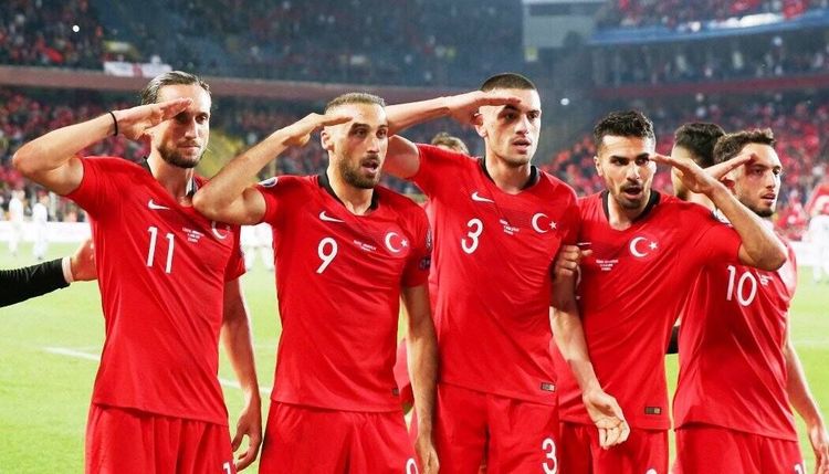 Турцию могут лишить финала Лиги чемпионов. Все из-за милитаристских жестов на матче сборной