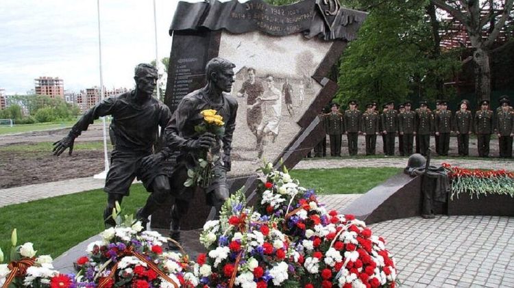 «Им очень хотелось играть, как будто войны нет». Каким был знаменитый блокадный матч в Ленинграде?