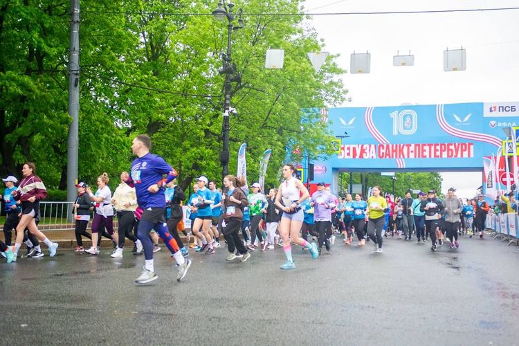 Почти 20 000 бегунов в центре Петербурга! Рекордный старт Забега.РФ под дождем