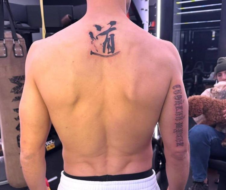 «Стойкий мужик». Защитник «Ман Сити» и сборной Португалии Диас набил тату на русском языке