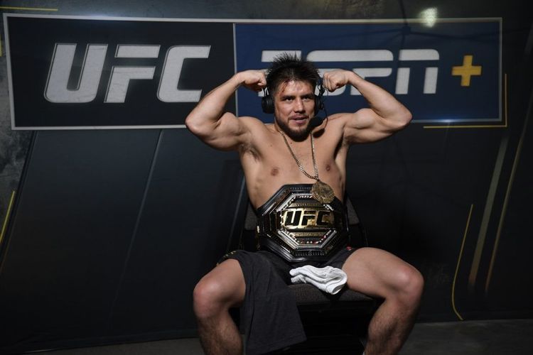 Бывший двойной чемпион UFC Генри Сехудо принес извинения Адесанье