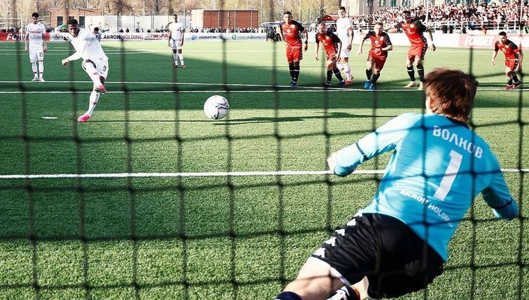 Этот вратарь хотел уйти из футбола, а теперь ему не забить даже с пенальти. Он лично выбил «Спартак» из Кубка России