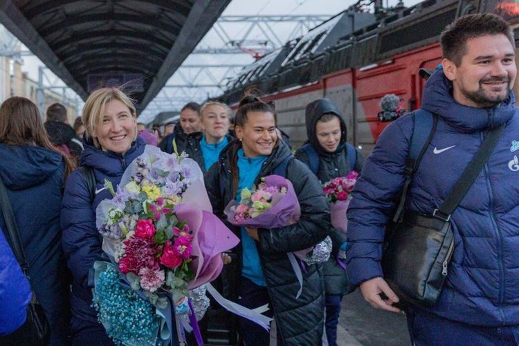 Море цветов в городе победителей: Как Петербург встретил женский «Зенит», который впервые выиграл чемпионат России