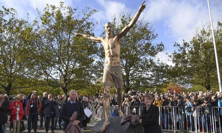 Златан посмеялся над Криштиану. Его статуя лучше?