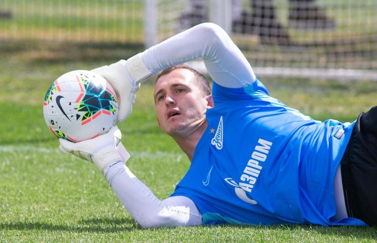 Вратарь может найти врагов, написать книгу, уехать в Польшу. Как «Зениту» не потерять Андрея Лунева?