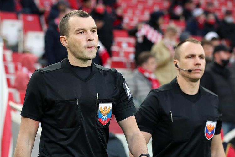 «Не ожидаю от Слуцкого похвалы». Откровения судьи РПЛ из Питера