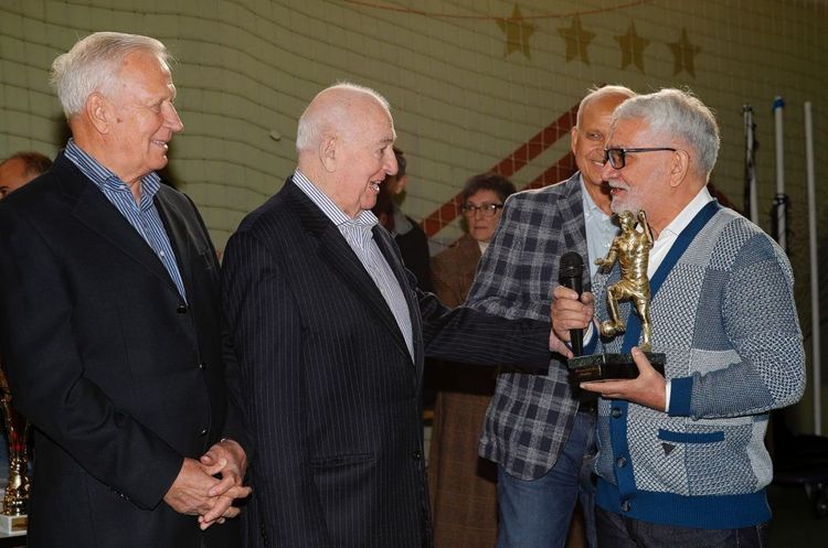 Никита Симонян получил на юбилей авторский подарок от известного скульптора