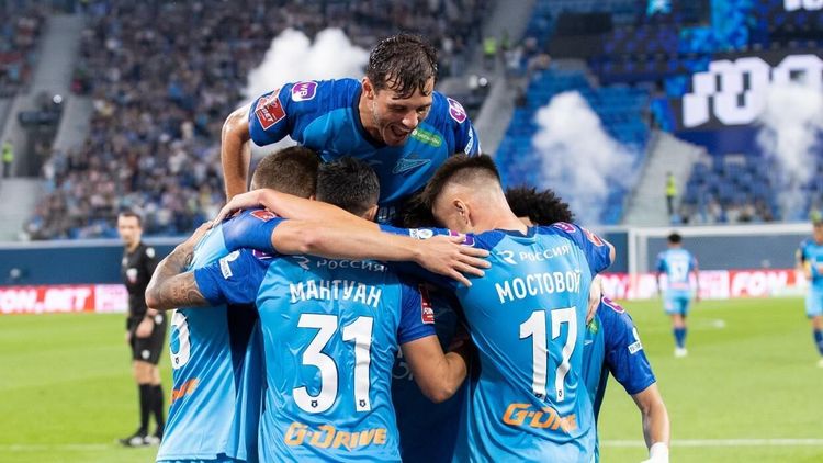 «Уберите сцену с Виража!». Фанаты «Зенита» устроили перформанс на матче с «Ахматом» в Кубке России