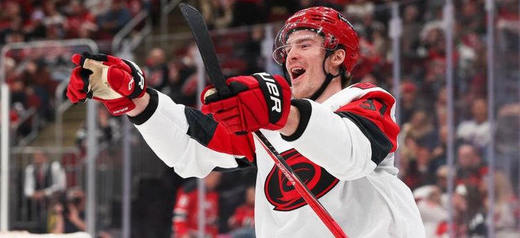 Свечников набрал два очка в победном матче «Каролины» против «Ванкувера» в НХЛ