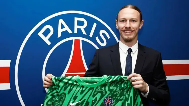 В «ПСЖ» опровергли информацию о возможной продаже Сафонова