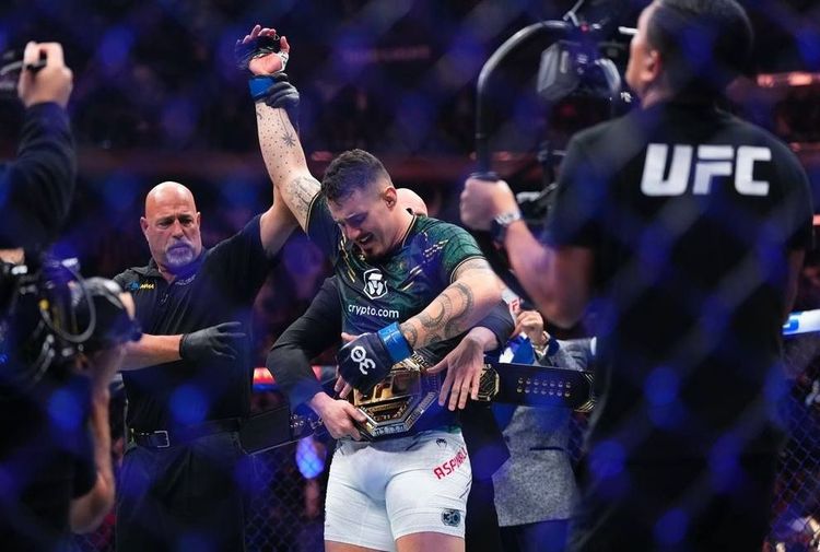 Аспиналл освободил титул чемпиона UFC в тяжелом весе