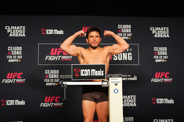 Генри Сехудо завершил профессиональную карьеру бойца