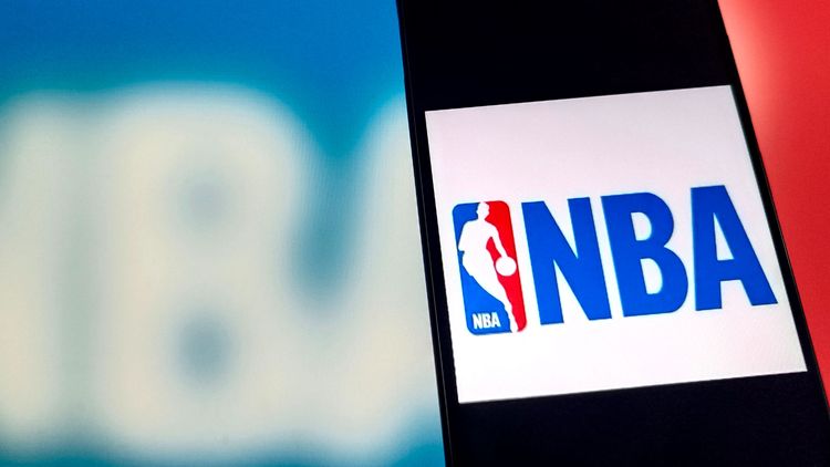 «Лос-Анджелес Лейкерс» без Леброна Джеймса уступил «Сан-Антонио» с Вембаньямой