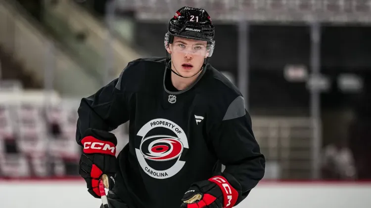 Россиянин Никишин установил уникальное достижение в клубе НХЛ «Каролина Харрикейнз»