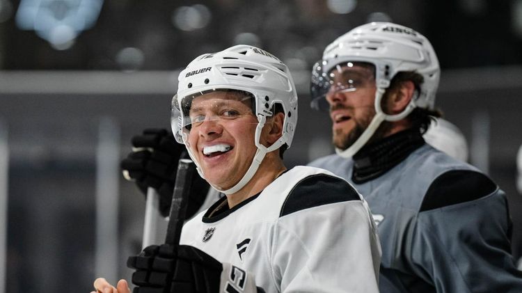 Панарин поднялся в списке лучших снайперов плей-офф НХЛ среди россиян