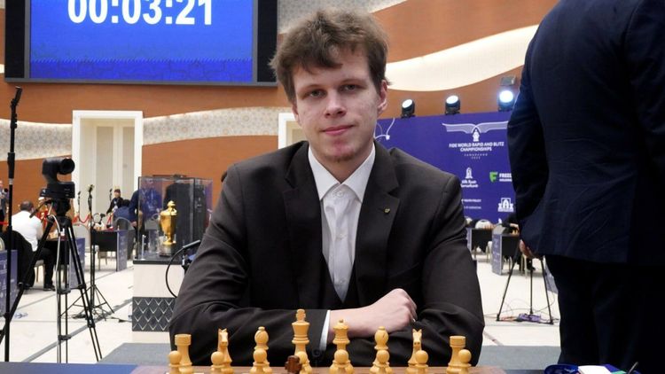 Артемьев обыграл Карлсена и вышел в единоличные лидеры чемпионата мира по рапиду