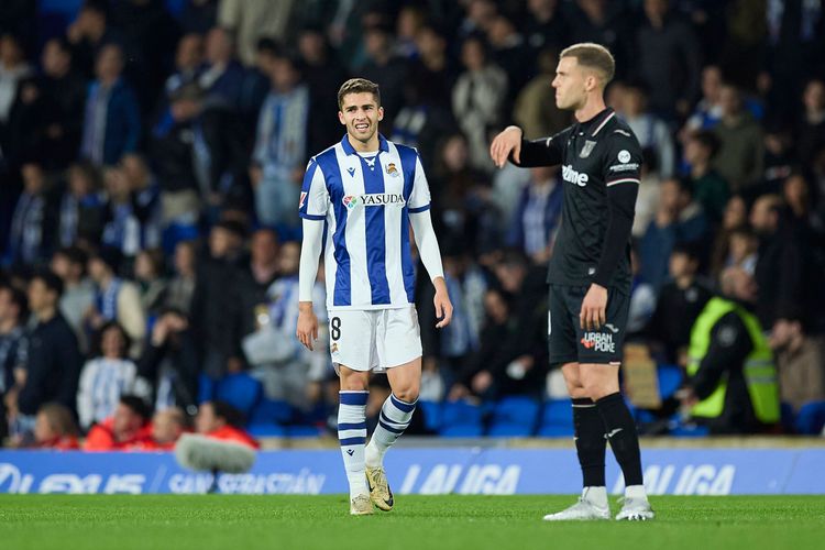 У Захаряна очередная травма, в Испании им уже недовольны. Может, пора возвращаться?