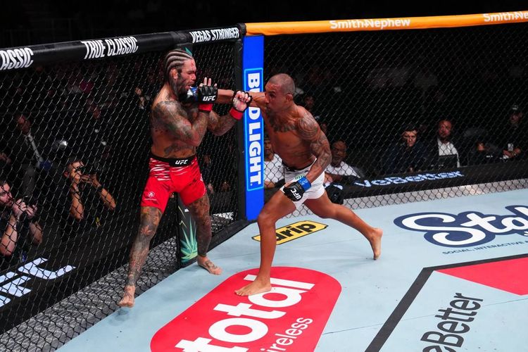 Барселос остается в больнице после потери сознания на турнире UFC