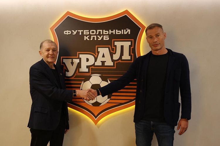 Григорий Иванов и Василий Березуцкий. Фото ФК «Урал»