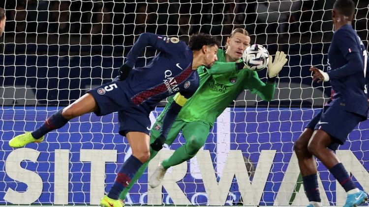 Сафонова обокрали почти все защитники «ПСЖ»: за россиянина бьется только Забарный