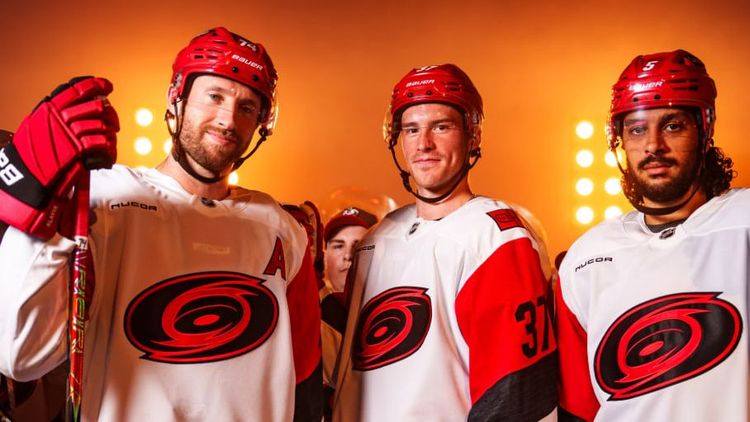 Свечников без очков, но «Каролина» обыграла «Калгари» в НХЛ