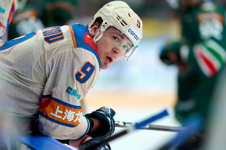 «Чуть сердце не остановилось». Защитник «Шанхая» Валенцов – о своем удалении в конце матча с «Салаватом»