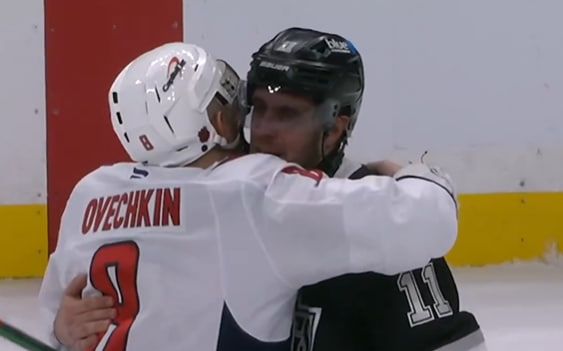 Александр Овечкин собрал игроков «Вашингтона», чтобы пожать руку Копитару