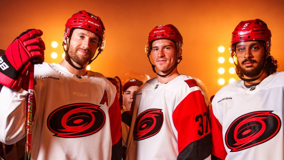 Свечников без очков, но «Каролина» обыграла «Калгари» в НХЛ